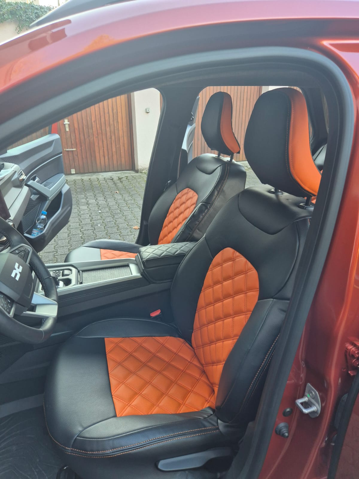 Dacia Bigster Fahrersitz Lederlook Sitzbezuege Orange