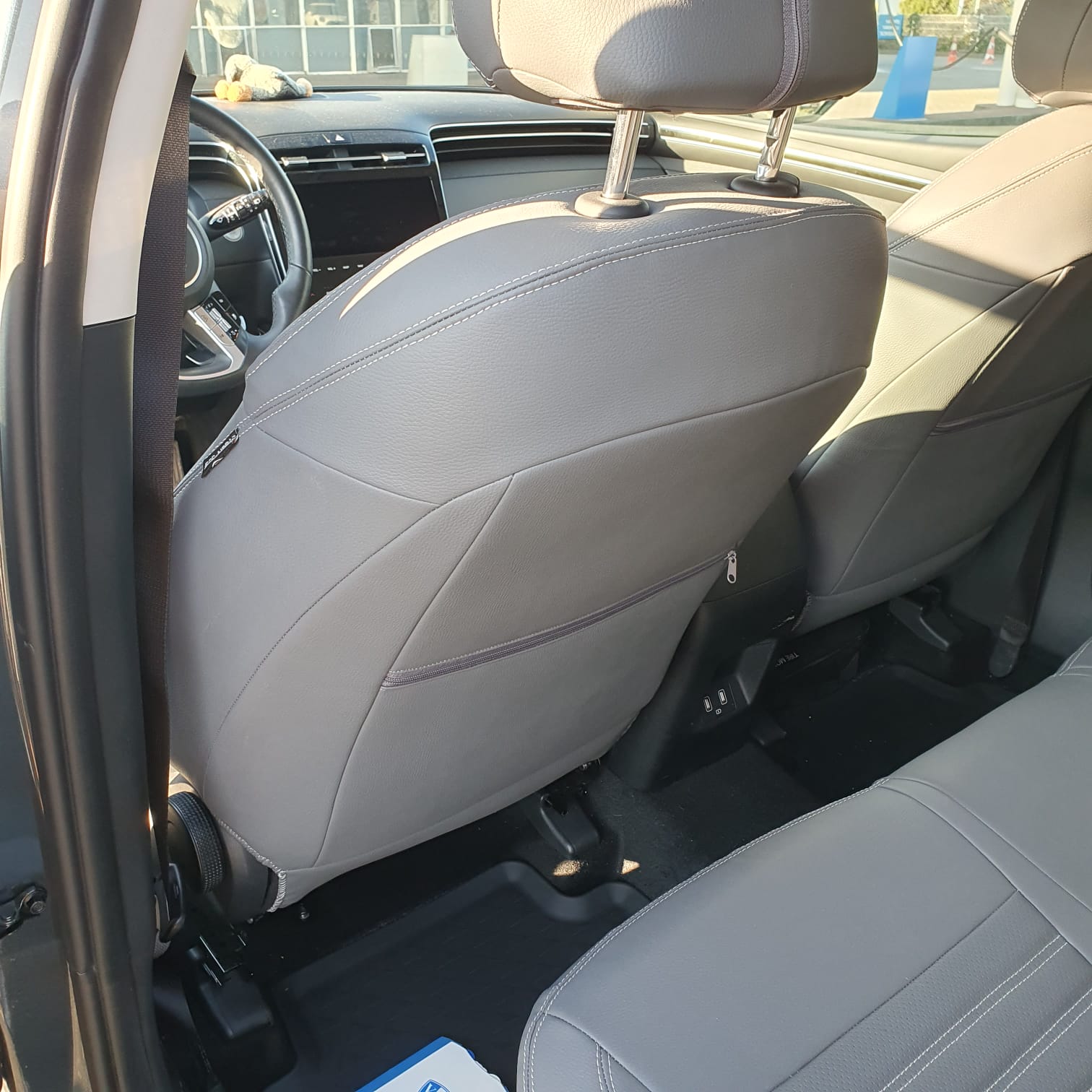 Hyundai Tucson Nx4 Sitzbezuege Rueckseite Vordersitz Dunkelgrau