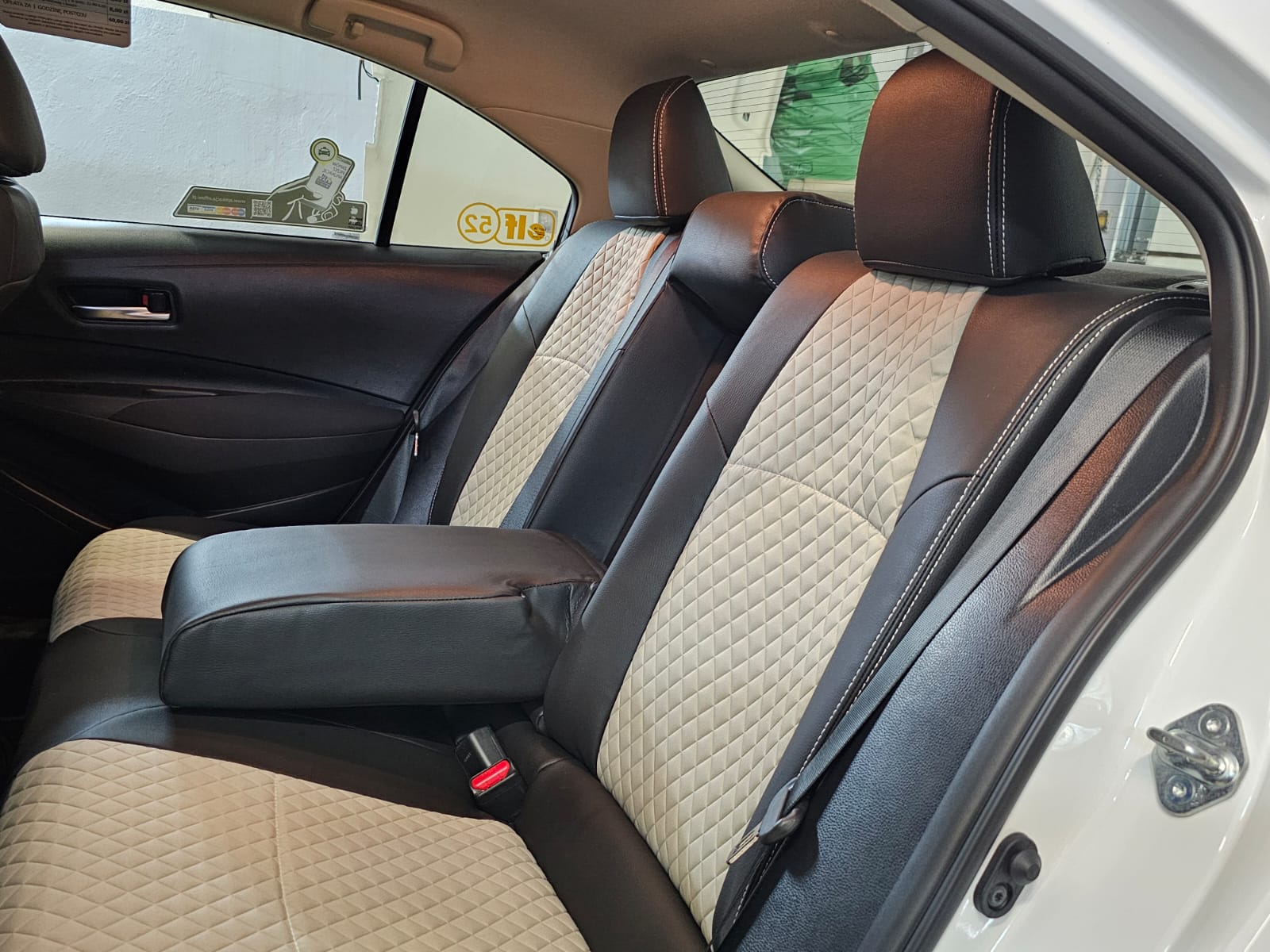 Toyota Corolla Taxi Rueckbank Sitzbezuege Armlehne