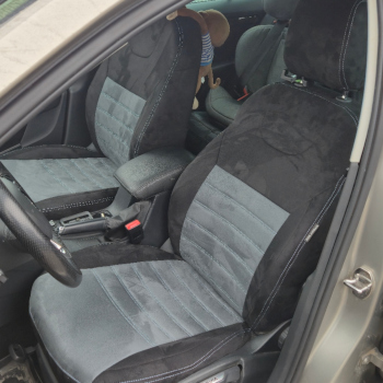 Skoda Octavia Autositzbezüge nach Maß aus Antarrlook in Schwarz und Dunkelgrau mit hellblauer Doppelnaht