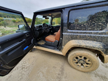 Suzuki Jimny GJ Sitzbezüge nach Maß – Handgefertigte Kunstleder-Innenraum Aufwertung (D23/D29 & 8-cm-Rauten)